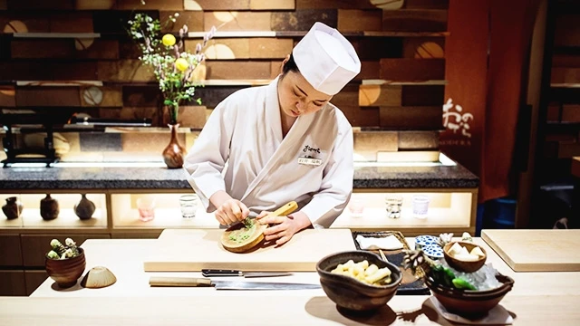 Mizuho Iwai quyết tâm thực hiện giấc mơ trở thành đầu bếp sushi. Ảnh: AFP