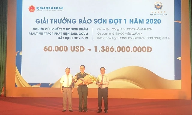 Bộ trưởng Giáo dục - Đào tạo Phùng Xuân Nhạ trao giải thưởng cho tác giả công trình Nghiên cứu chế tạo bộ sinh phẩm real-time RT-PCR.
