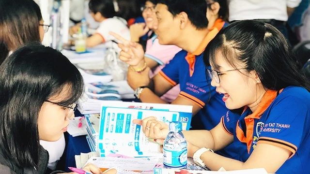 Các bạn trẻ đang tham khảo thông tin tuyển sinh của Trường đại học Nguyễn Tất Thành.