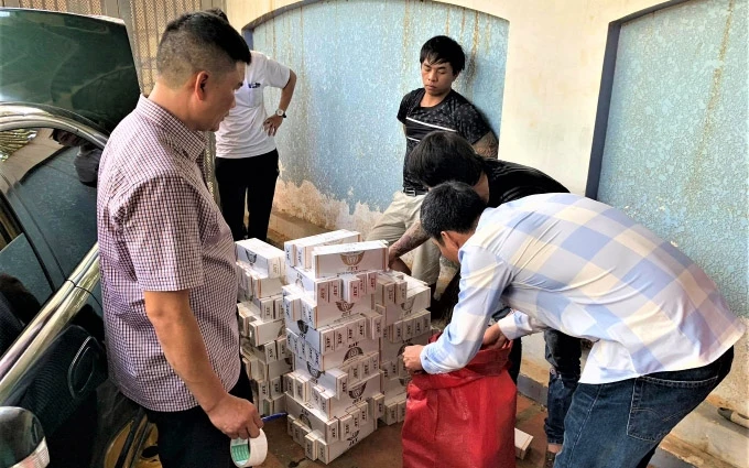 Cán bộ, chiến sĩ Phòng Cảnh sát kinh tế, Công an tỉnh Đắk Lắk kiểm đếm số thuốc lá lậu vừa bắt giữ.