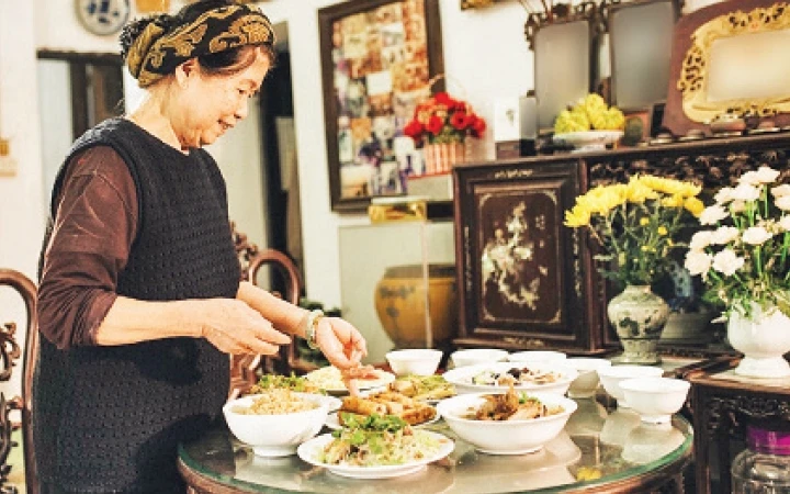 Nghệ nhân ẩm thực Nguyễn Thị Lâm chuẩn bị mâm cỗ. Ảnh: QUÝ NGUYỄN