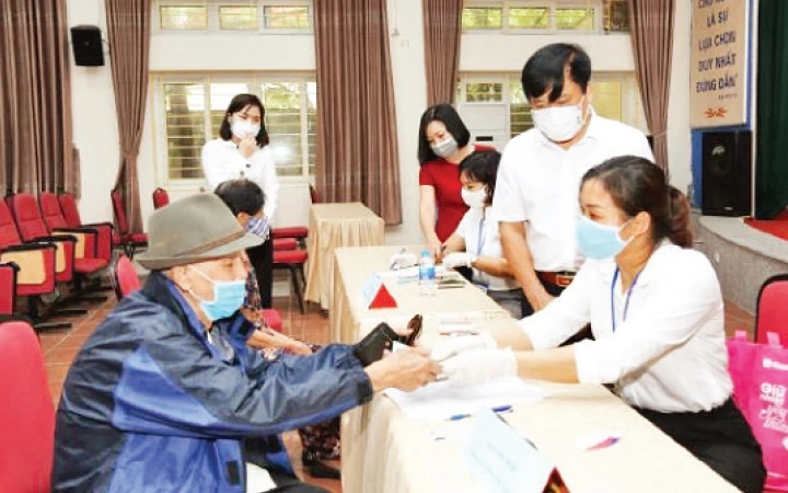 MTTQ quận Hà Đông giám sát thực hiện chi trả hỗ trợ tiền cho các đối tượng tại phường Nguyễn Trãi. Ảnh: OANH TRẦN