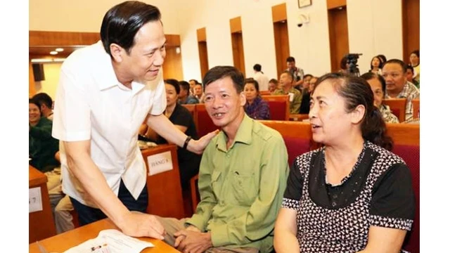 Bộ trưởng Đào Ngọc Dung thăm hỏi người dân bị ảnh hưởng bởi dịch COVID-19. Ảnh: baochinhphu.vn