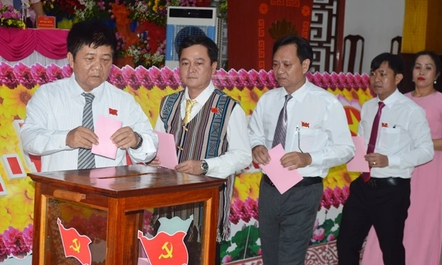 Các đại biểu dự Đại hội Đảng bộ huyện Ba Tơ (Quảng Ngãi) trực tiếp bầu Bí thư cấp ủy.