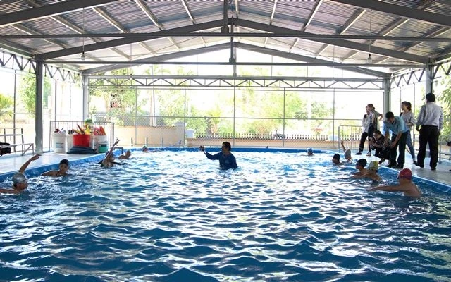 Học sinh được học các kỹ năng về bơi lội.