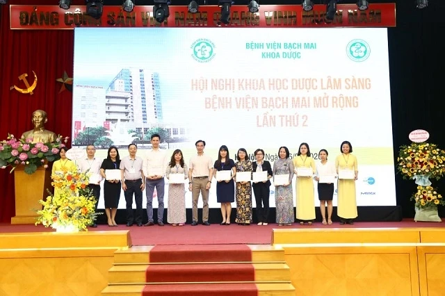 GS, TS Nguyễn Quang Tuấn trao giấy chứng nhận cho các báo cáo viên.