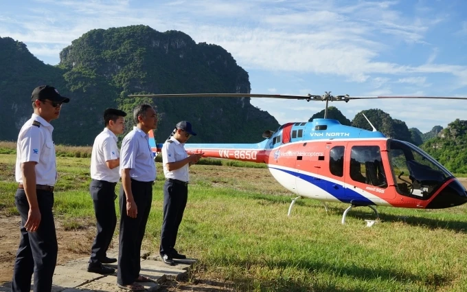 Nhân viên Công ty trực thăng miền bắc chuẩn bị đón khách du lịch ở bến tàu Tràng An.