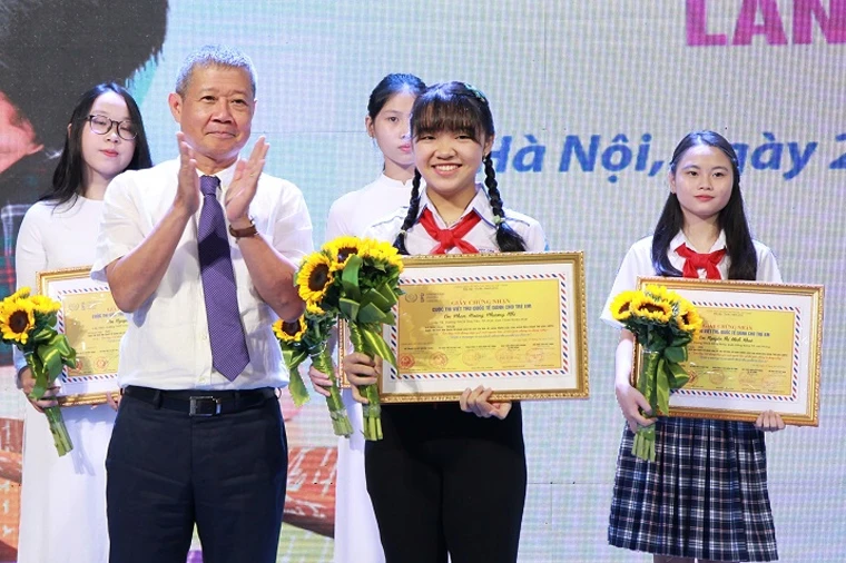 Thứ trưởng TT-TT Nguyễn Thành Hưng trao giải Nhất cho em Phan Hoàng Phương Nhi, lớp 7/2 trường Trung học cơ sở Duy Tân, Thành phố Huế.