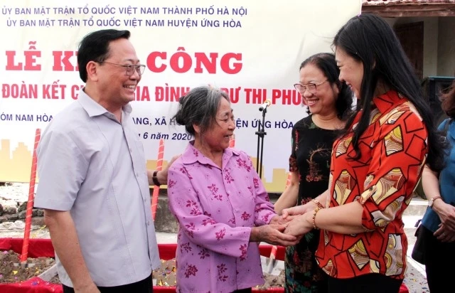 Các đại biểu tham dự khởi công xây dựng nhà Đại đoàn kết cho gia đình bà Dư Thị Phúc, xóm Nam Hòa 2, thôn Đặng Giang, xã Hòa Phú, huyện Ứng Hòa.
