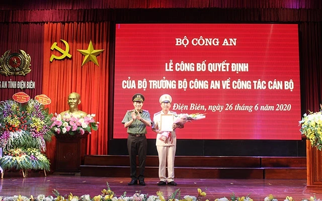 Lãnh đạo Bộ Công an trao quyết định bổ nhiệm Giám đốc Công an tỉnh Điện Biên cho Đại tá Tráng A Tủa.