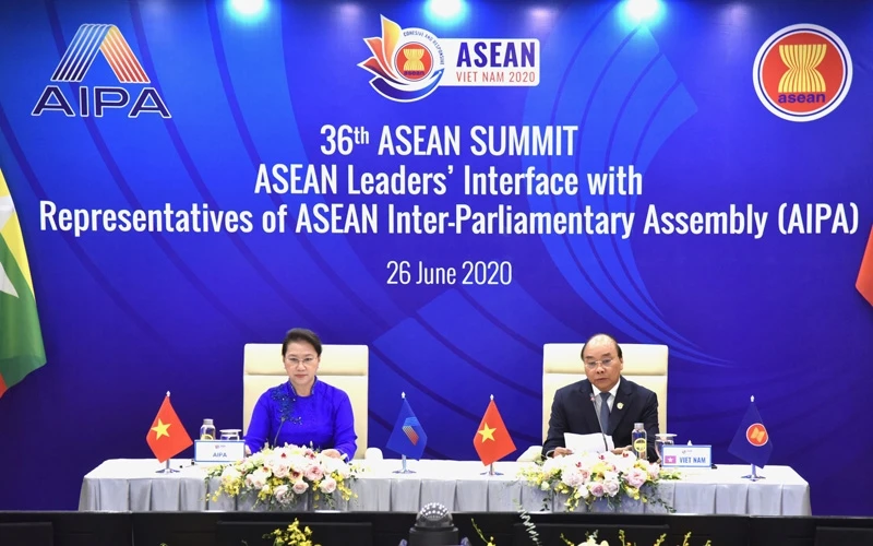 Thủ tướng Chính phủ Nguyễn Xuân Phúc và Chủ tịch Quốc hội Nguyễn Thị Kim Ngân tại Phiên đối thoại giữa Lãnh đạo Cấp cao ASEAN với đại diện AIPA (Ảnh: TRẦN HẢI)