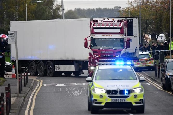 Cảnh sát phong tỏa hiện trường xe container chứa 39 thi thể ở Khu công nghiệp Waterglade thuộc Grays, phía Đông London, Anh ngày 23/10/2019.(Ảnh: TTXVN)