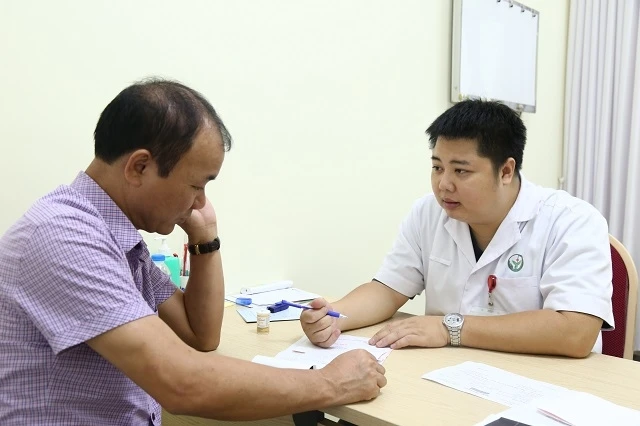 Thạc sĩ - bác sĩ Khổng Tiến Bình khám cho bệnh nhân tăng huyết áp.
