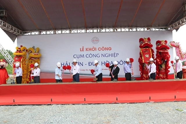 Nguyên Chủ tịch nước Trương Tấn Sang cùng các đồng chí lãnh đạo tỉnh Long An, chủ đầu tư làm lễ khởi công dự án.