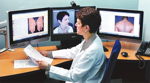 Bác sĩ Anne Burdick, thuộc Phân khoa Y Miller, Trường đại học Miami (Mỹ) đang điều trị cho các bệnh nhân qua màn hình trực tuyến. 