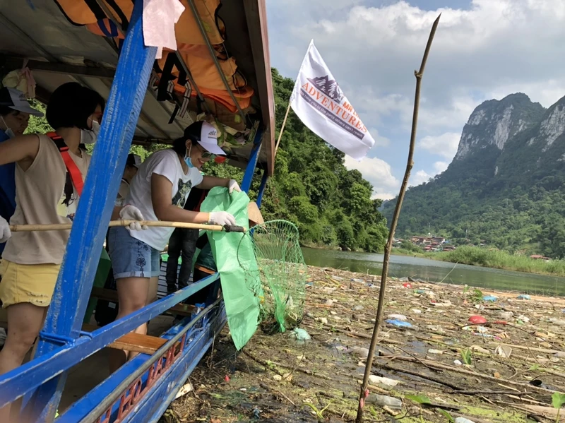 Nhiều bạn trẻ đến từ các tỉnh, thành phố và du khách tham gia nhặt rác làm sạch khu du lịch hồ Ba Bể.