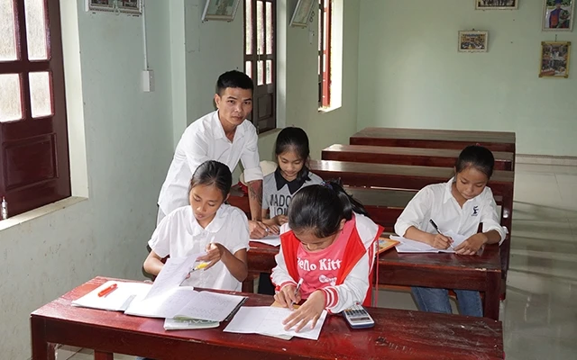 Nguyễn Văn Sỹ từ bỏ ma túy, dạy phụ đạo cho học sinh tại gia đình.