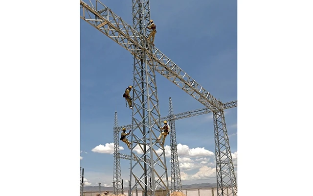 Tổng công ty Truyền tải điện quốc gia đang khẩn trương xây lắp trạm biến áp 220 kV Ninh Phước, phấn đấu đóng điện giai đoạn 1 vào ngày 28-6-2020 và giai đoạn 2 vào ngày 15-12-2020.Ảnh: NGỌC HÀ