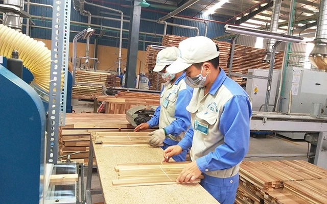 Dịch Covid-19 ngày càng ảnh hưởng tiêu cực đến ngành chế biến, xuất khẩu gỗ của Việt Nam. Ảnh: Nguyễn Thanh