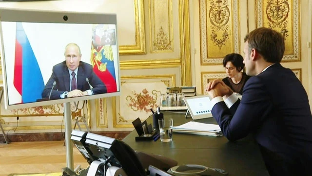 Tổng thống Pháp E.Ma-crông (bên phải) hội đàm trực tuyến với Tổng thống Nga V.Pu-tin. Ảnh: GETTY IMAGES