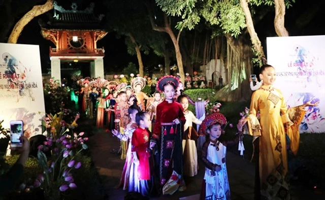 Trình diễn áo dài tại lễ ra mắt Câu lạc bộ Phụ nữ với di sản văn hóa.