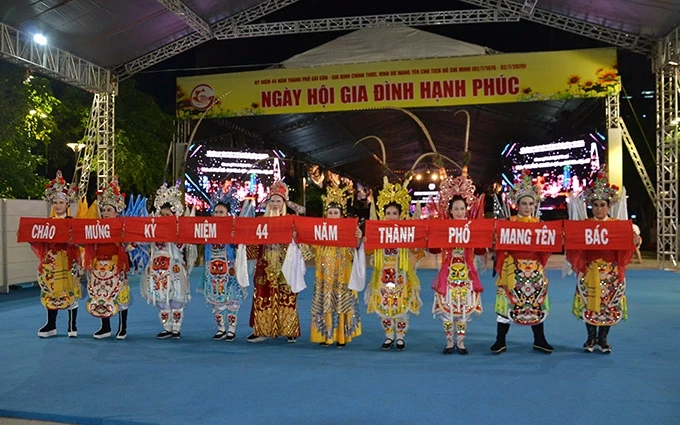 Tiết mục biểu diễn chào mừng của Nhà hát Nghệ thuật Hát bội TP Hồ Chí Minh
