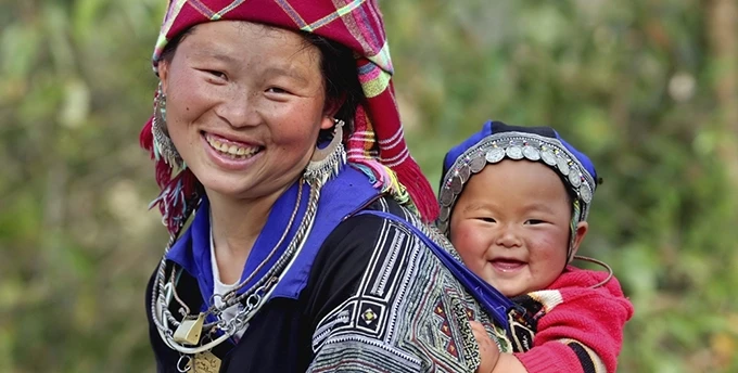Một chú bé H’Mông ở Mù Căng Chải, Hà Giang, có nụ cười thật tươi bên mẹ.
