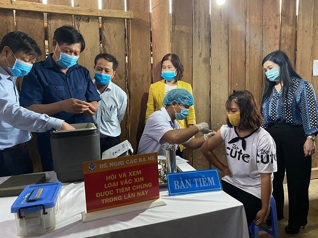 Thứ trưởng Đỗ Xuân Tuyên kiểm tra việc tiêm chủng tại xã Quang Hoà.