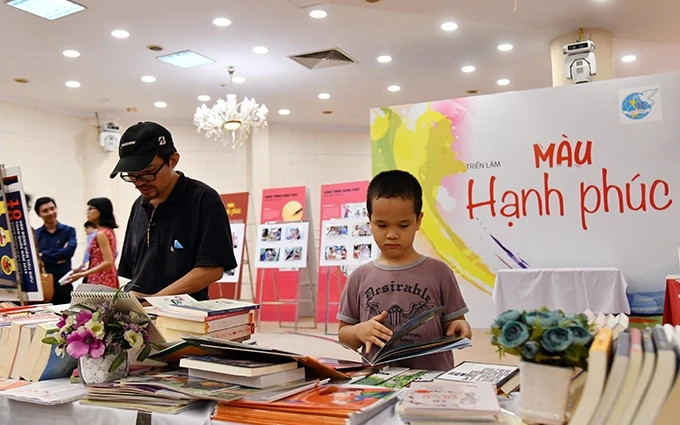Gian hàng trưng bày sách tại Ngày hội Gia đình Việt Nam năm 2020. Ảnh: QUẾ ANH