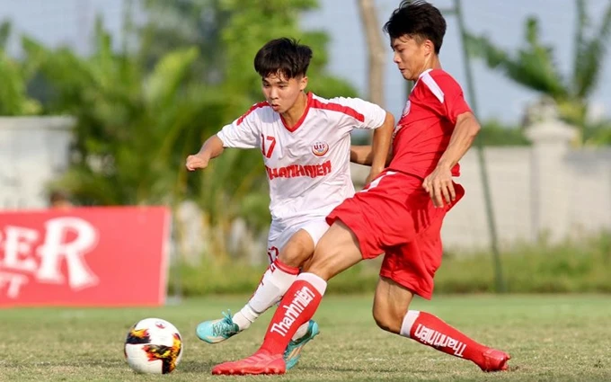 Pha tranh bóng giữa cầu thủ hai đội U19 PVF (áo đỏ) và U19 Hoàng Anh Gia Lai 1. Ảnh VFF