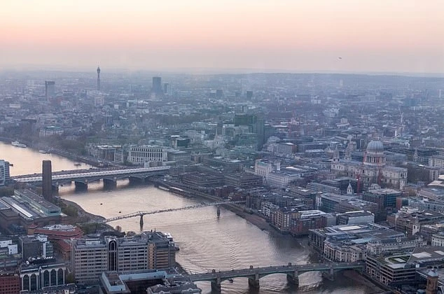 Ô nhiễm không khí có thể nhìn thấy được ở London, nơi đã tăng 34% NO2 từ lần ghi nhận thấp nhất trong thời gian giãn cách đến lần đo gần đây nhất.