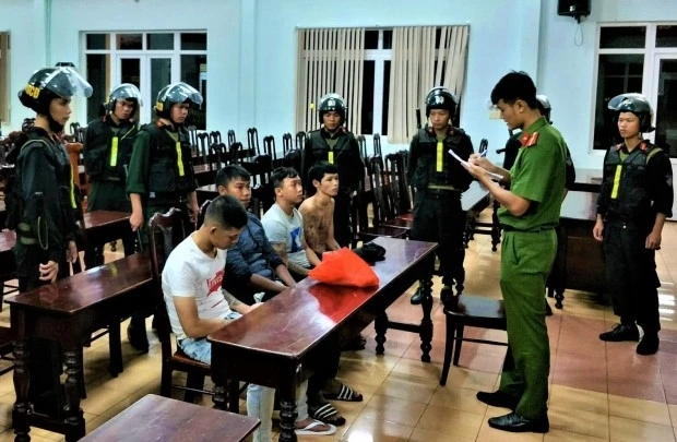 Lực lượng công an đưa các đối tượng cầm đầu nhóm thanh niên về Công an TP Buôn Ma Thuột để điều tra, xử lý.
