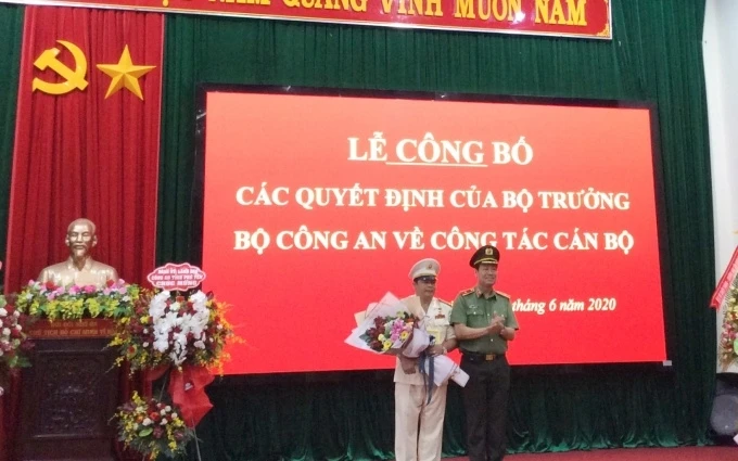 Thứ trưởng Lê Tấn Tới trao quyết định điều động và bổ nhiệm Đại tá Rah Lan Lâm giữ chức vụ Giám đốc Công an tỉnh Gia Lai.
