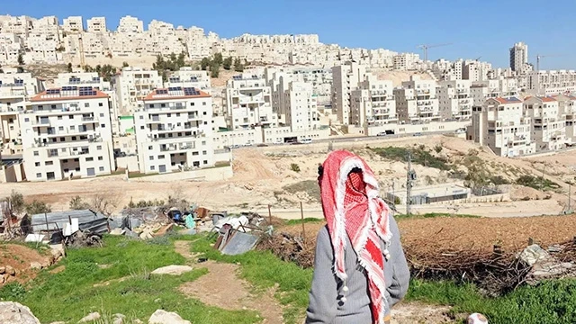 Một người Palestine đang nhìn về phía những khu định cư của Israel tại Bờ tây. Ảnh: AP