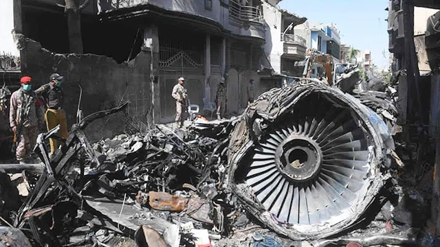 Hiện trường vụ tai nạn máy bay của hãng PIA. Ảnh: AFP