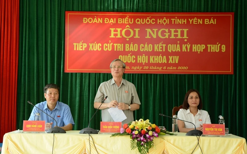 Đồng chí Trần Quốc Vượng tiếp xúc cử tri tại Yên Bái