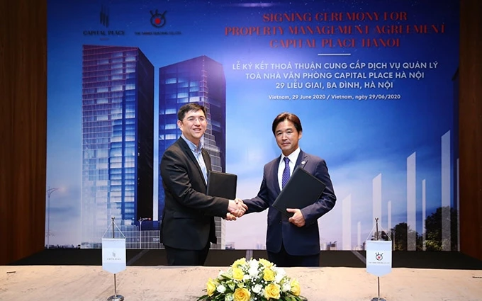 Đại diện từ Capital Place (trái) và Công ty cổ phần Visaho (phải) - công ty con của The Sankei Building tại Việt Nam trong buổi lễ ký kết thỏa thuận.