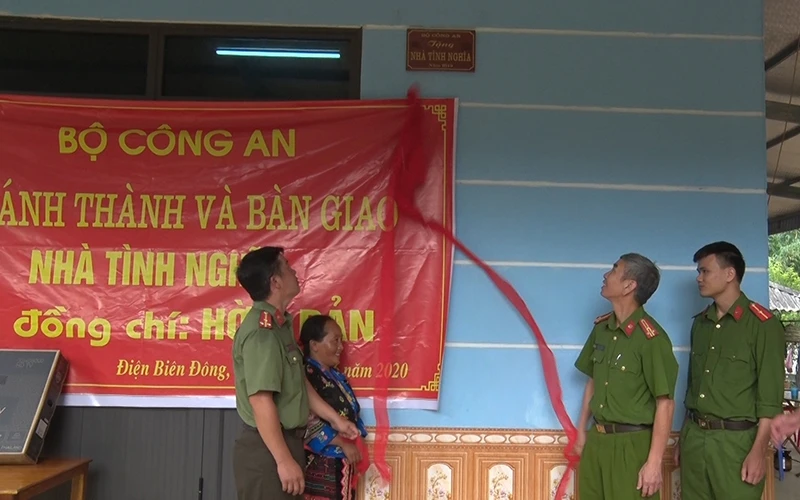 Đại diện lãnh đạo Công an huyện Điện Biên Đông trao nhà tặng gia đình Thượng úy Hờ A Pản.