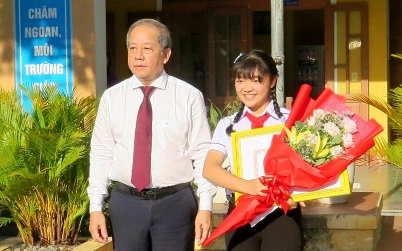 Chủ tịch UBND tỉnh Thừa Thiên Huế Phan Ngọc Thọ tặng hoa chúc mừng và trao Bằng khen cho em Phan Hoàng Phương Nhi đạt giải nhất Cuộc thi Viết thư quốc tế UPU.