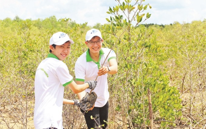 Sinh viên tham gia chương trình Trồng cây gây rừng - Phát triển mảng xanh đô thị của Trường đại học Mở TP Hồ Chí Minh.