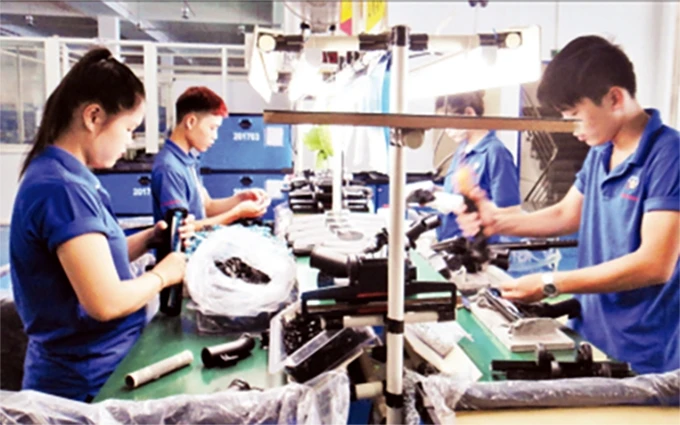 Công nhân làm việc tại Công ty cổ phần Công nghiệp hỗ trợ Minh Nguyên, Khu công nghệ cao TP Hồ Chí Minh.