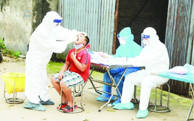 Nhân viên y tế lấy mẫu xét nghiệm cho người dân thôn Hạ Lôi (xã Mê Linh, huyện Mê Linh).