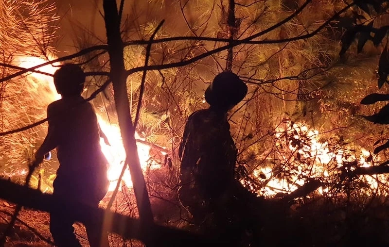 Hơn 23 giờ đêm 29-6, đám cháy rừng tại khu vực xóm 5, xã Diễn An, Diễn Châu vẫn bùng lên dữ dội.