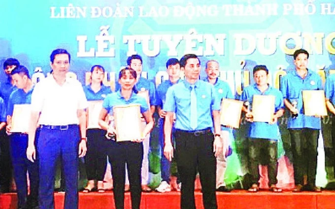 Chị Phạm Thị Điệp (đứng giữa) được trao Bằng công nhận “Công nhân giỏi Thủ đô” năm 2020.