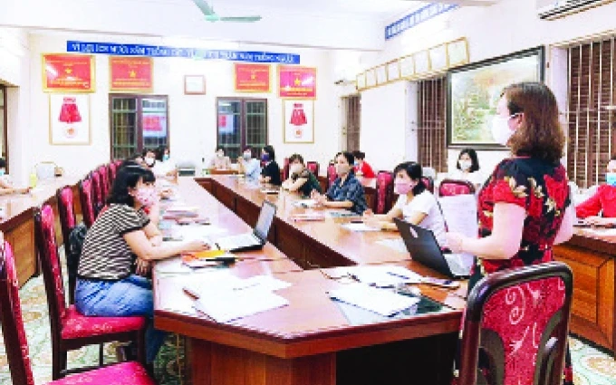 Các tổ chuyên môn Trường tiểu học Ngô Sĩ Liên (TP Bắc Giang) xem xét, lựa chọn sách giáo khoa lớp 1.
