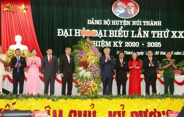 Đồng chí Nguyễn Hòa Bình tặng hoa chúc mừng đại hội.