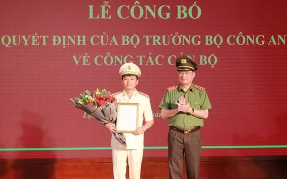 Thứ trưởng Nguyễn Văn Thành, trao Quyết định của Bộ Công an cho Đại tá Thái Hồng Công.