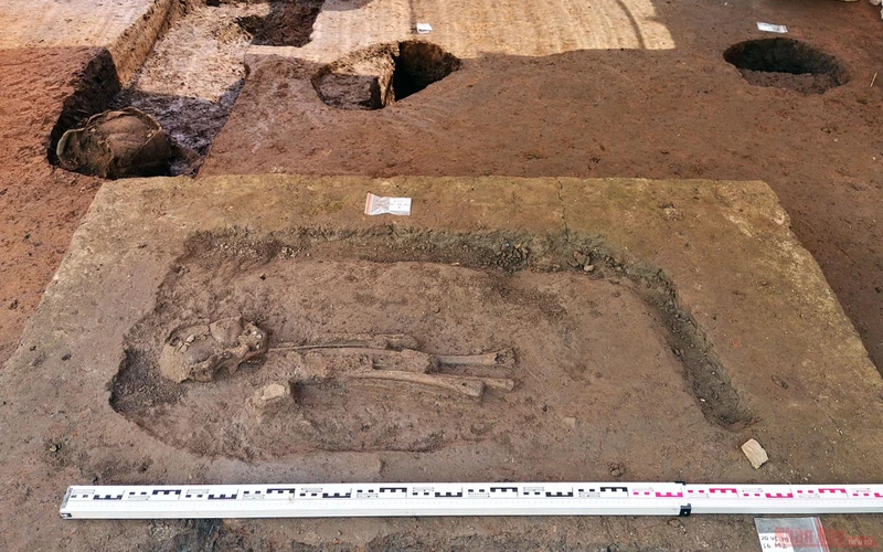 Phát hiện di cốt thời Đông Sơn trong hố khai quật H1 ở di chỉ Vườn Chuối.