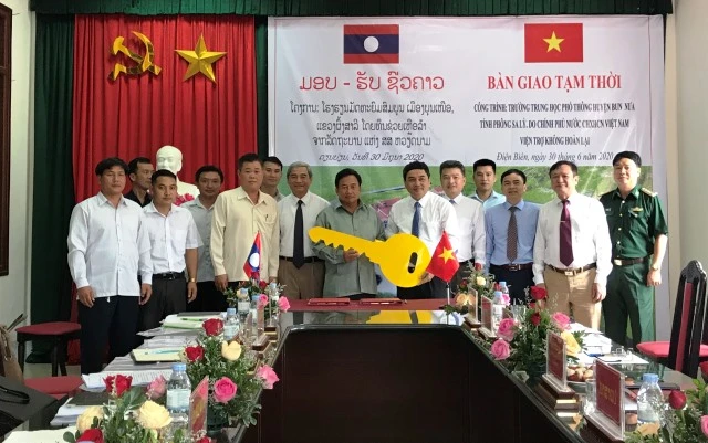 Lãnh đạo tỉnh Điện Biên và lãnh đạo tỉnh Phoong Sa Ly bàn giao chìa khóa công trình Trường THPT huyện Bun Nưa.
