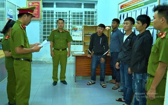 Cơ quan cảnh sát điều tra Công an TP Buôn Ma Thuột đọc lệnh bắt giam các đối tượng tham gia vụ hỗn chiến.